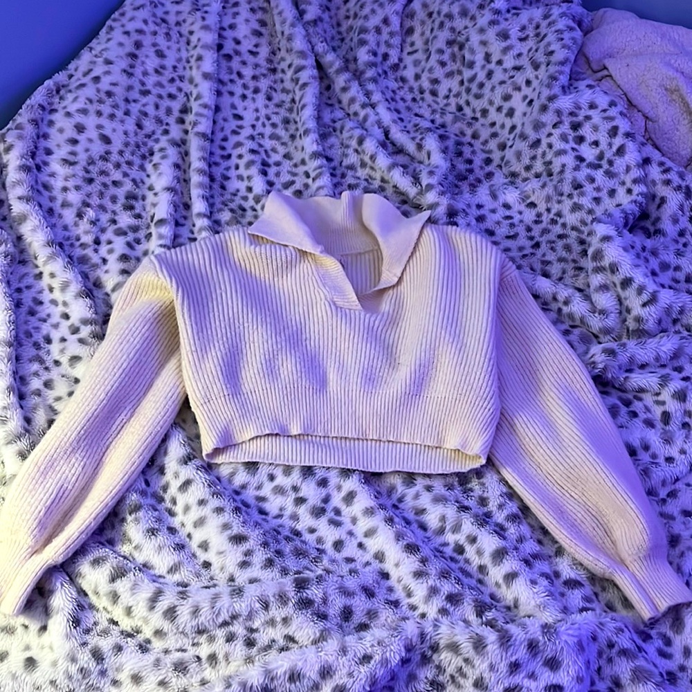 White crop top sweater, size L